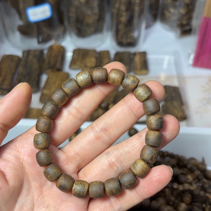 手串沉香C****n蓝宝石品种鼓珠单圈10mm9.7克