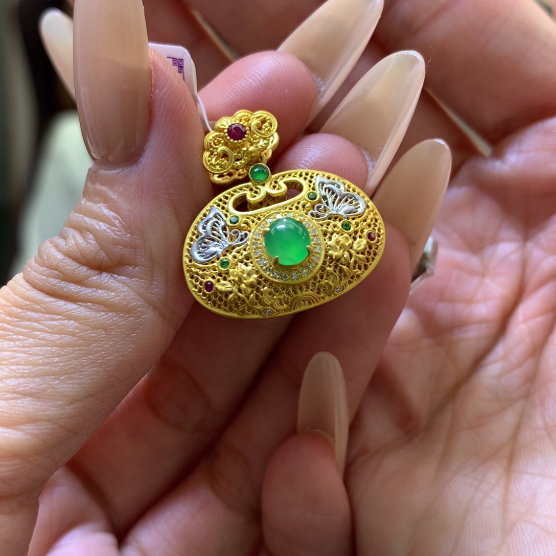 颈饰18K金镶嵌翡翠