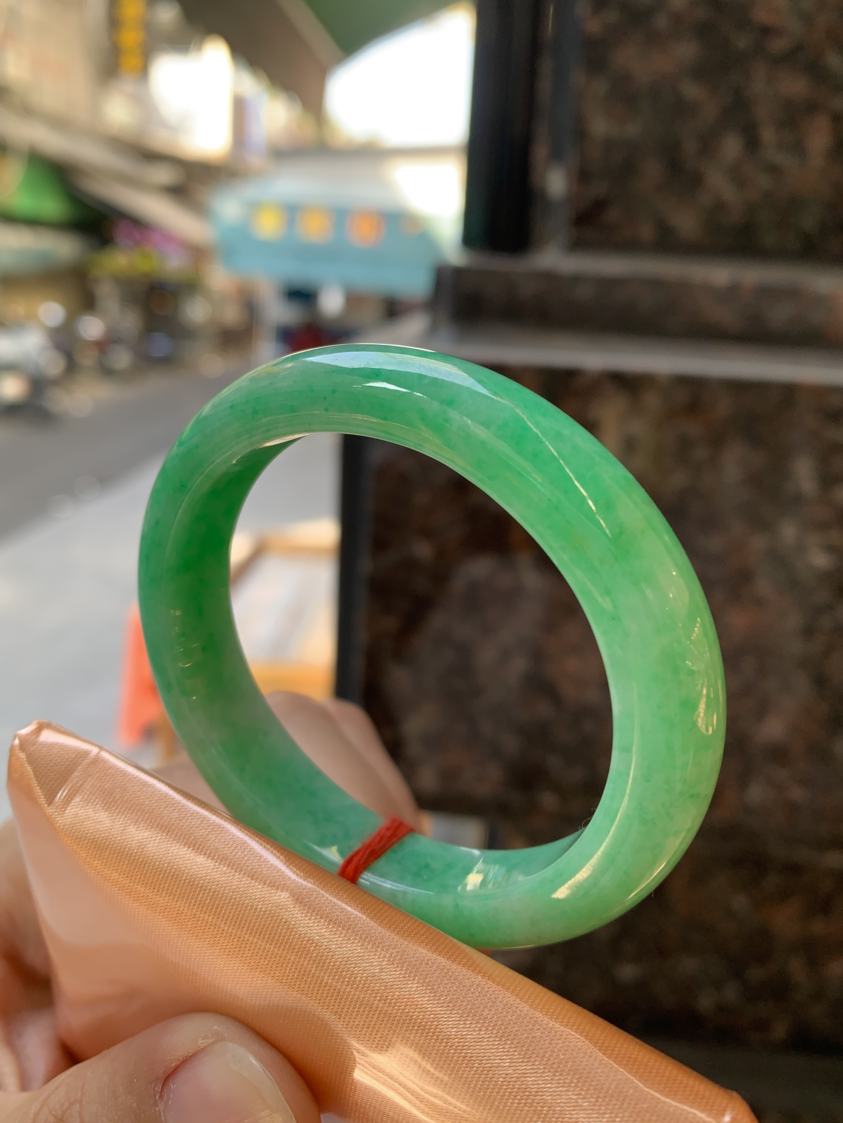 天然翡翠冰冰绿贵妃，色彩浓艳，光泽饱满，清新靓丽，种老色辣QZ