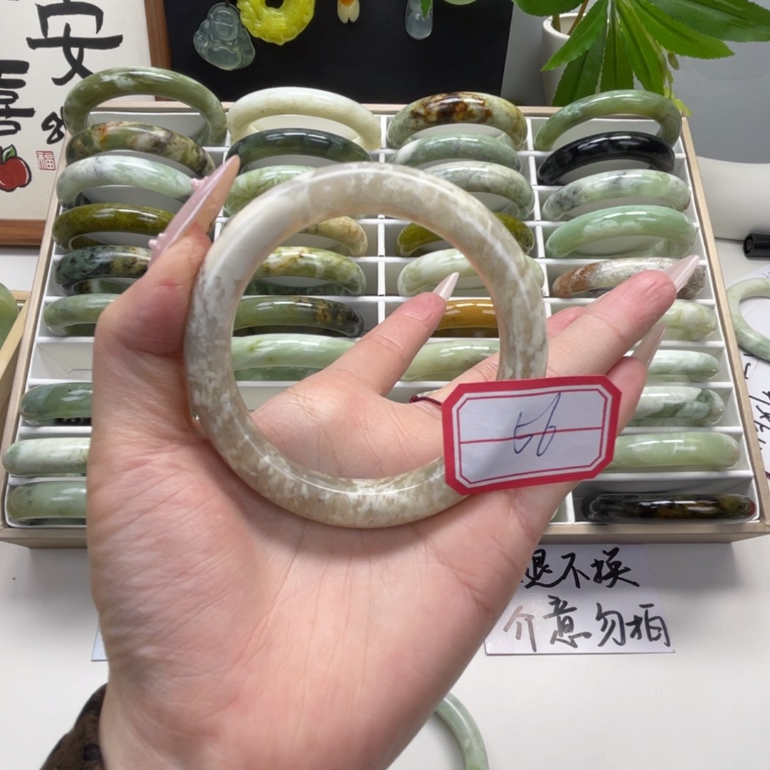 唐***墨蛇纹石玉未镶嵌手镯