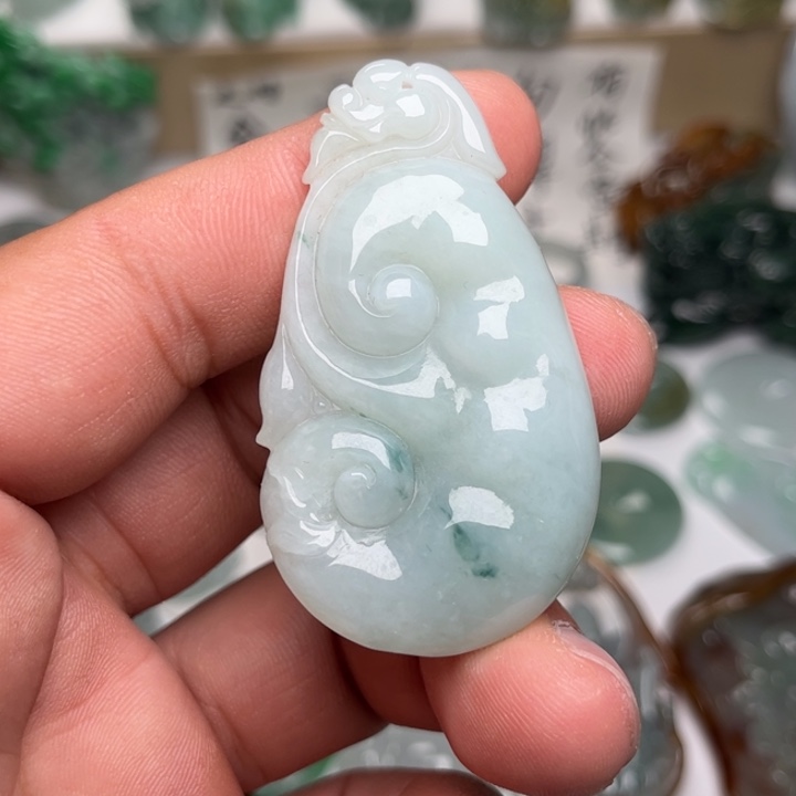 翡翠未镶嵌颈饰如意