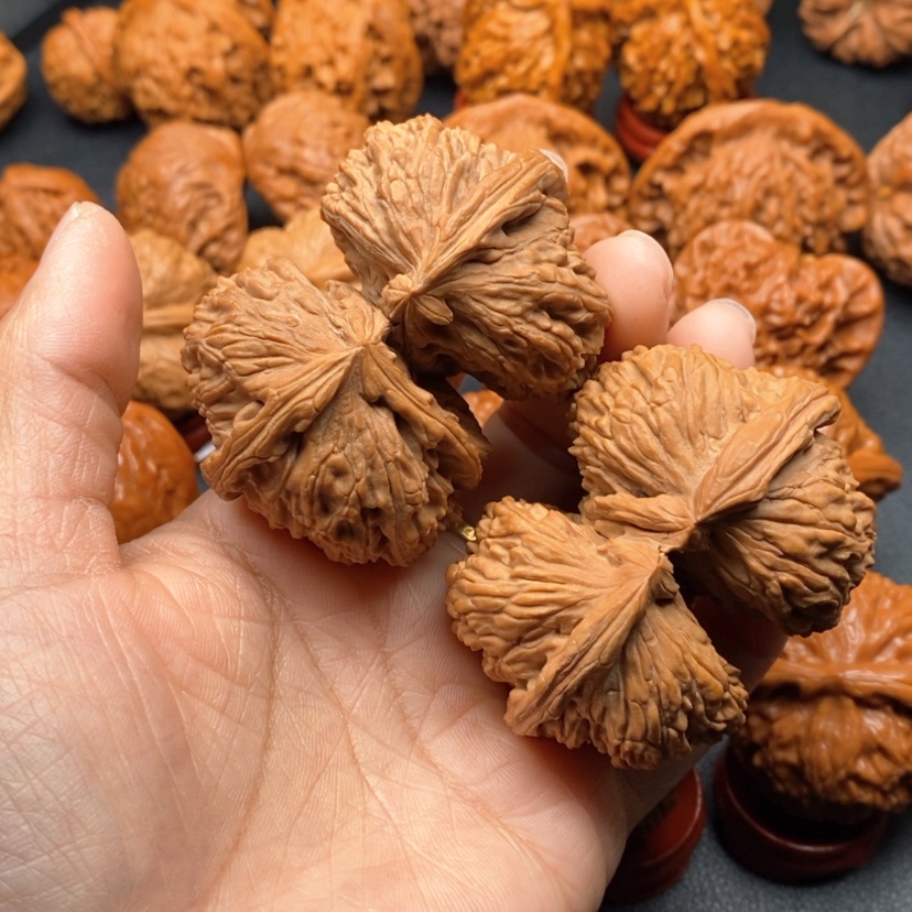 【闪购商品】文玩核桃把件白狮子连体