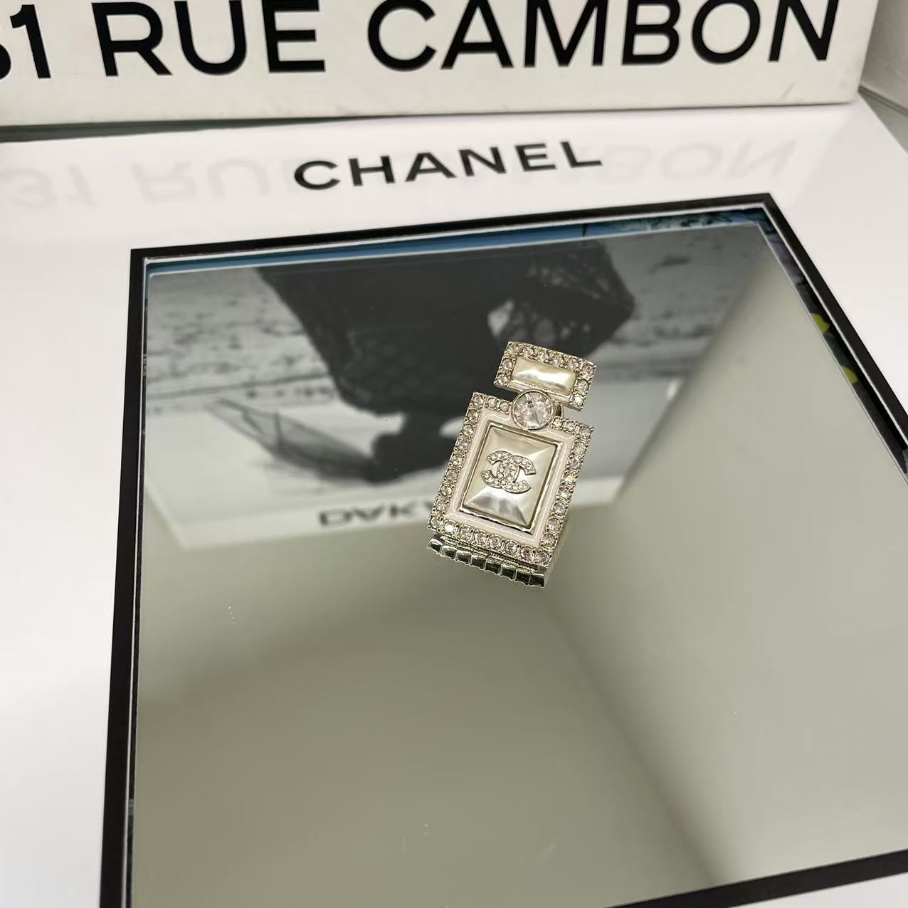 全新未使用 Chanel/香奈儿 24A 香槟金色 钻边 满钻双c香水瓶胸针