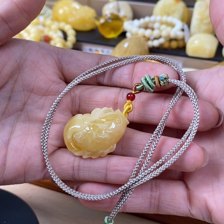 琥珀裸石未镶嵌雕刻件