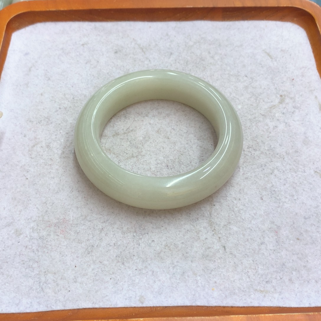 石英质玉未镶嵌手镯