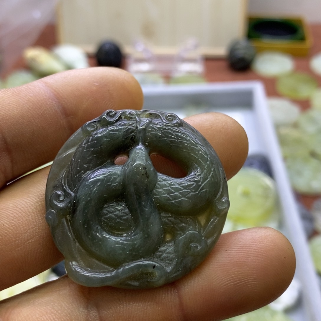 蛇纹石玉未镶嵌颈饰