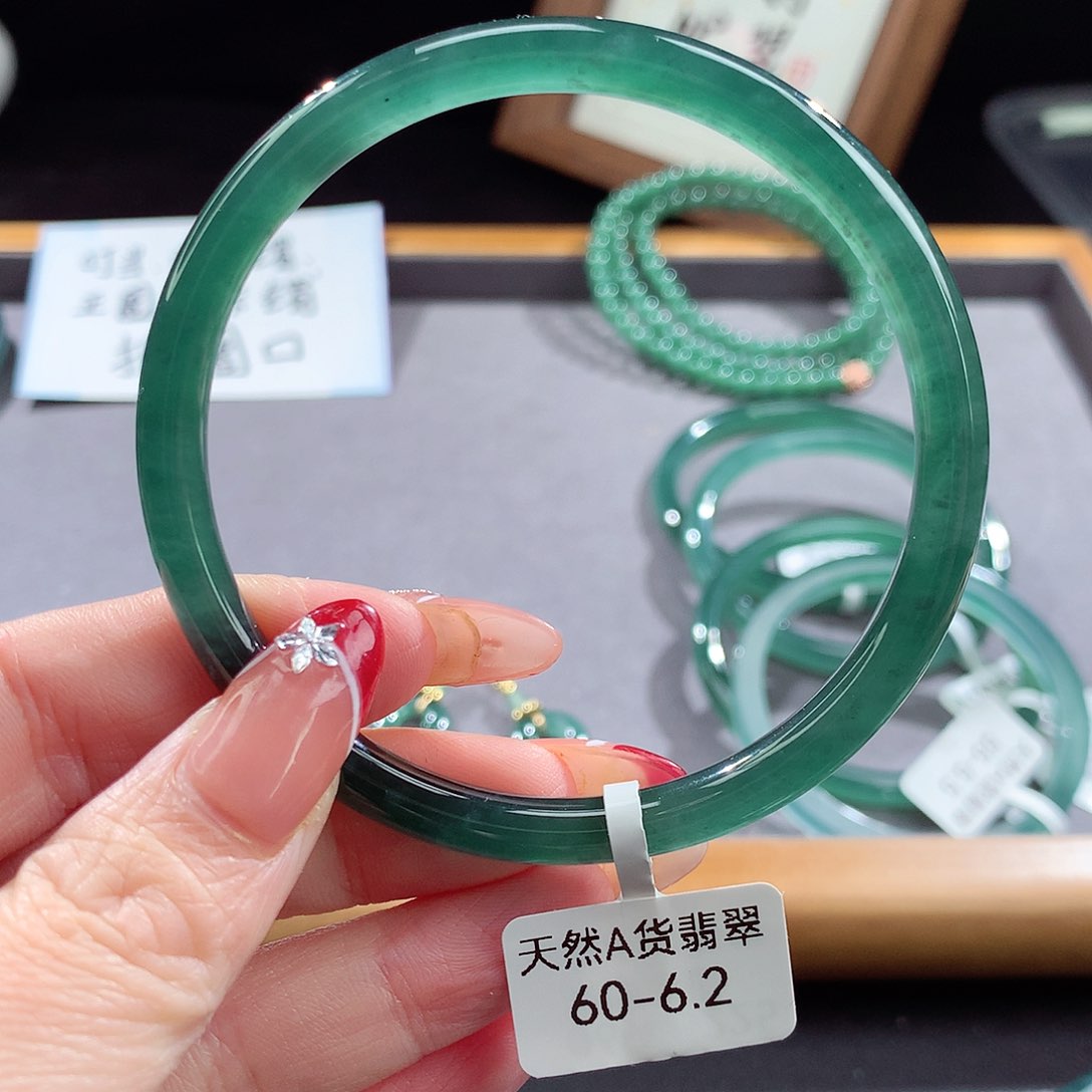 翡翠手镯（圆镯）未镶嵌