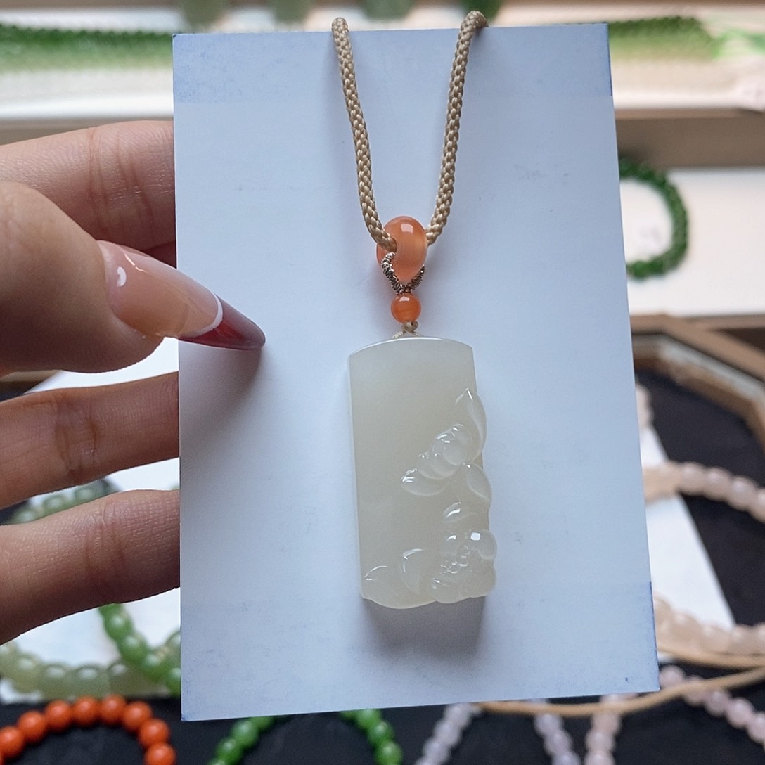 和田玉颈饰未镶嵌冰藕粉荷花吊坠