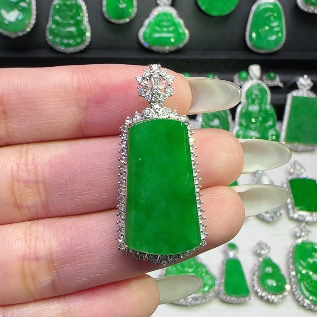 翡翠18K金镶嵌颈饰