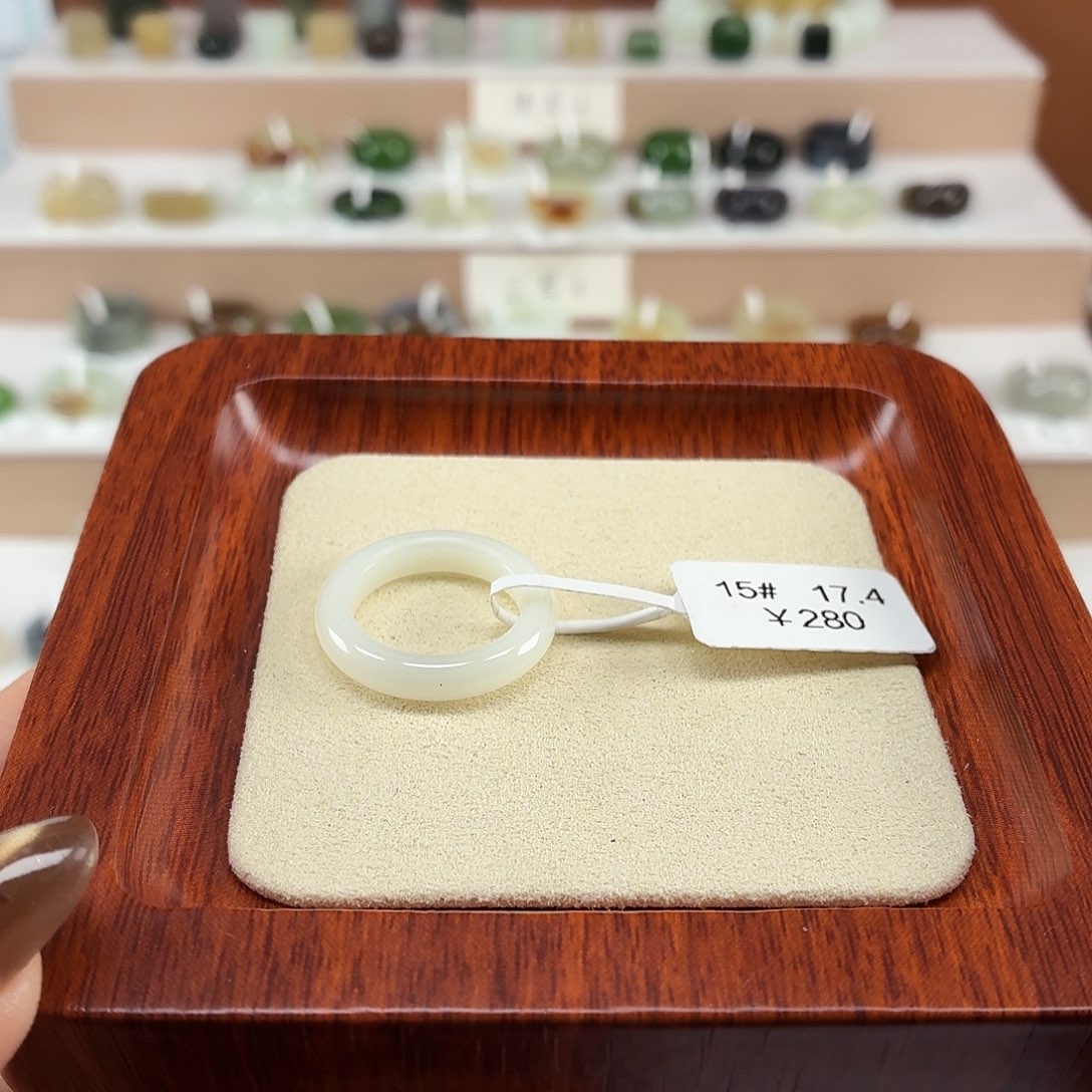 在***果和田玉未镶嵌戒指内径17.4 买断 不退不换 