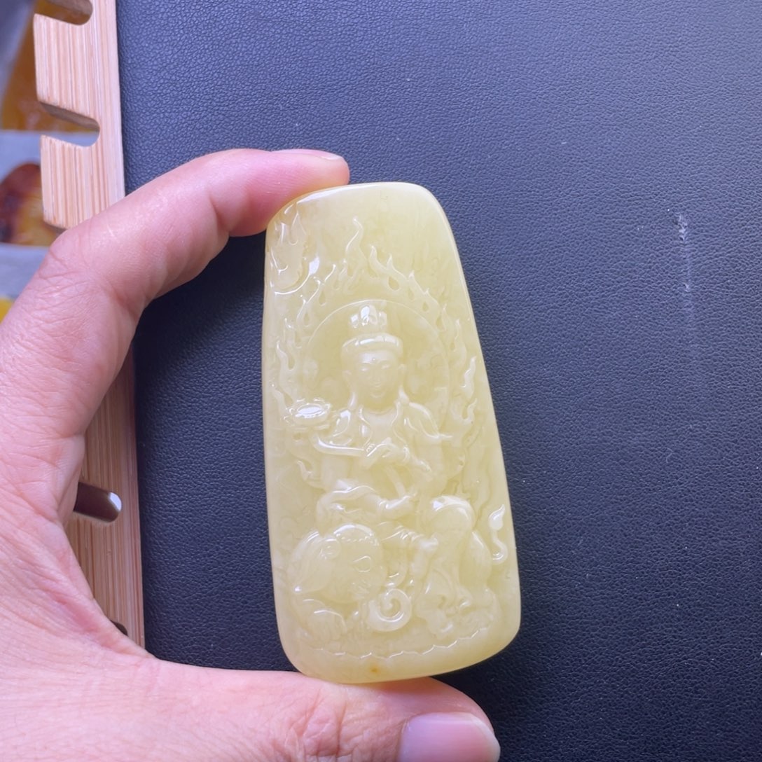 琥珀未镶嵌颈饰天然的琥珀蜜蜡