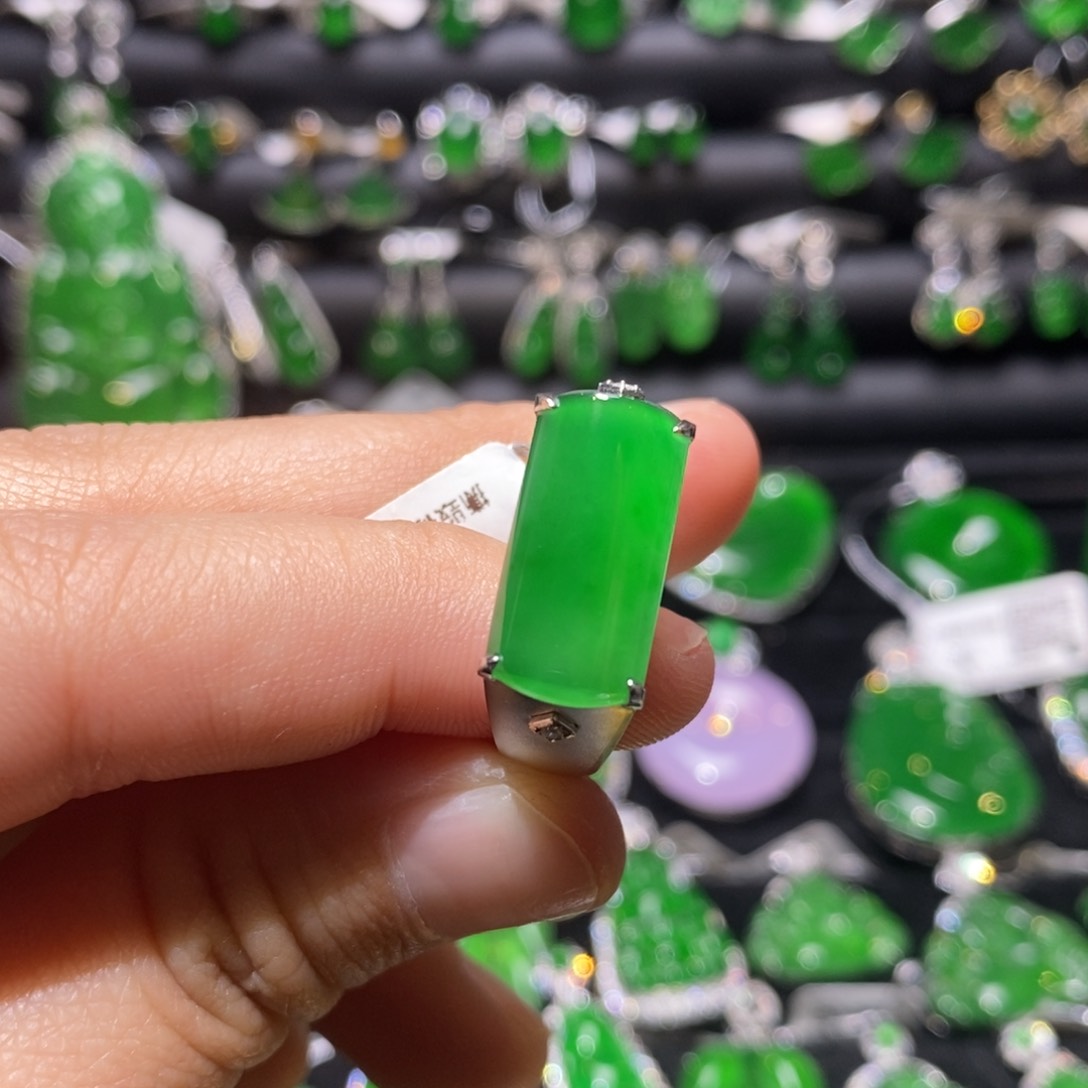 翡翠戒指18K金镶嵌天然翡翠