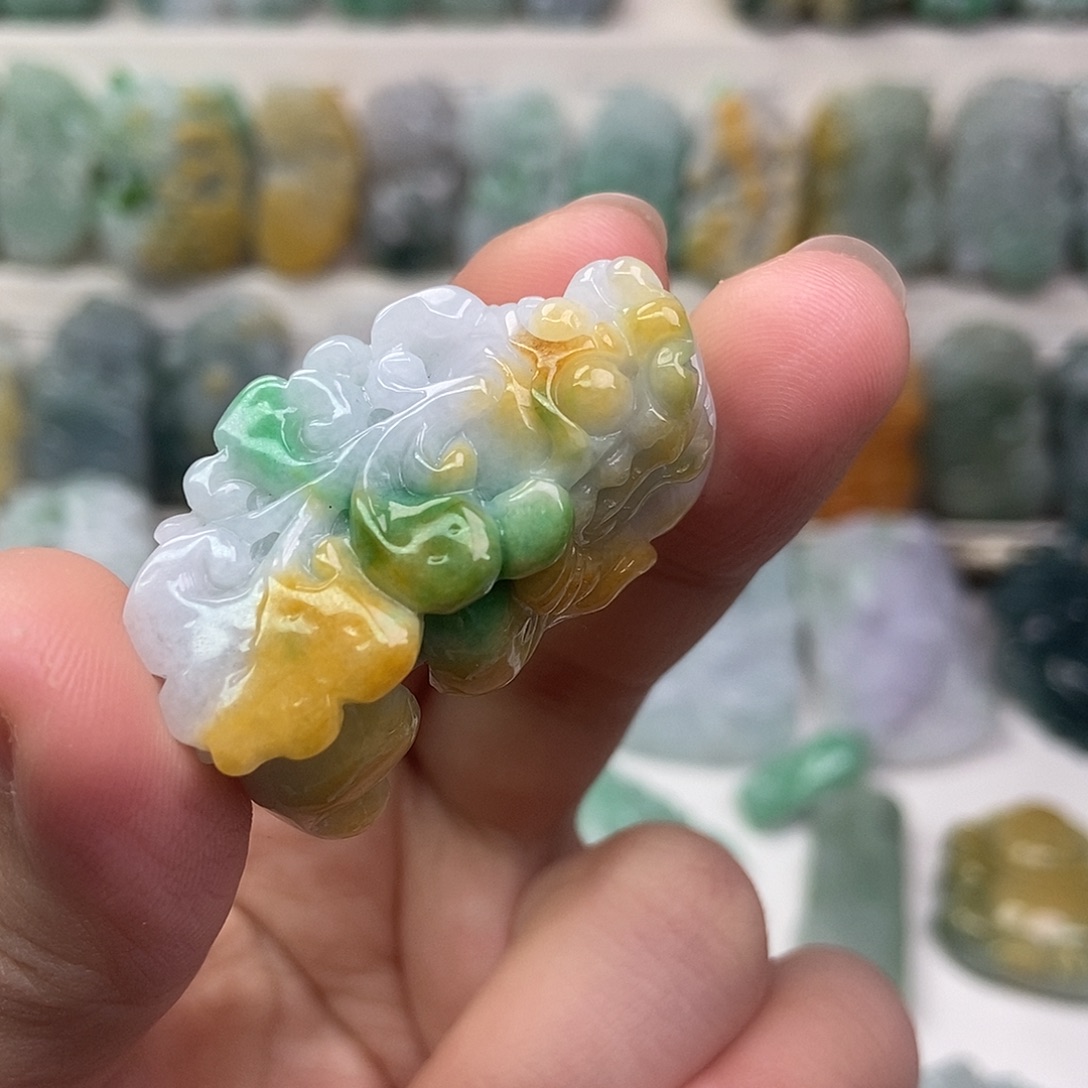 翡翠未镶嵌吊坠(赠链)