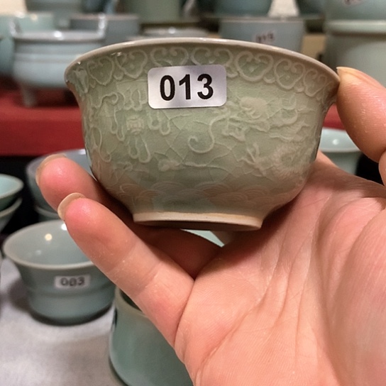 汝瓷，豆绿色，双龙戏珠，