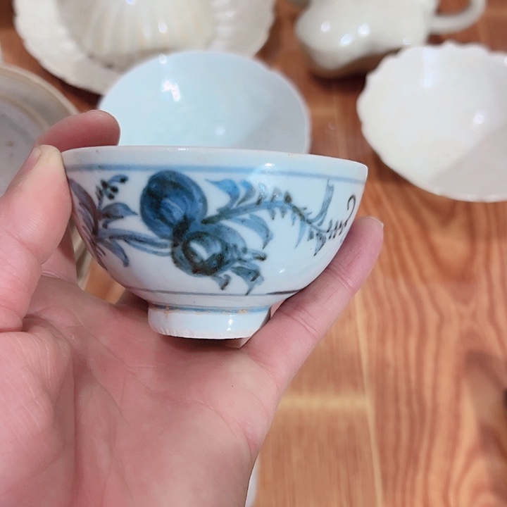 碗督****院青花文饰的一个杯子