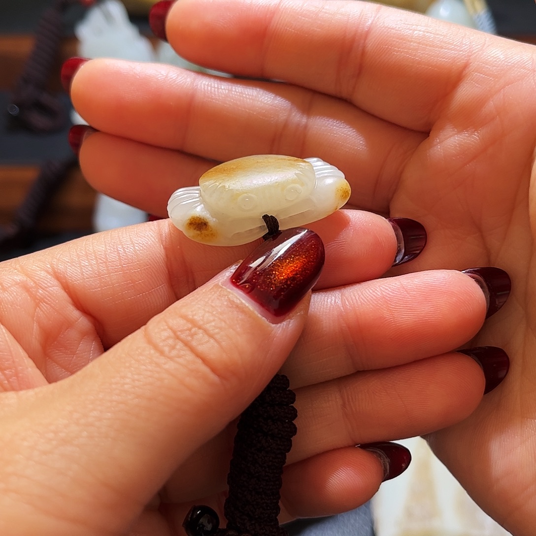 和田玉（糖玉）未镶嵌颈饰彩皮螃蟹