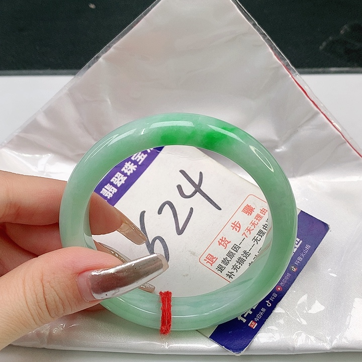 翡翠手镯未镶嵌翡翠手镯