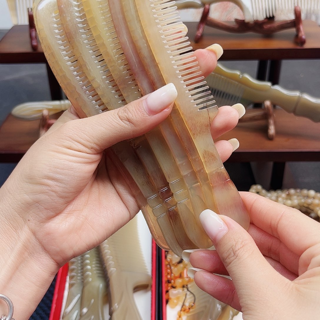 手工制作的纯牛角梳