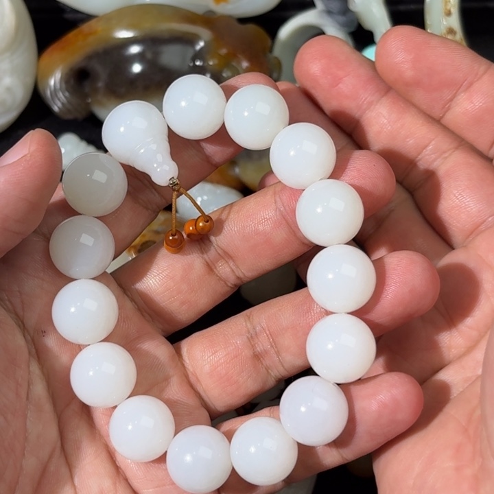 颈饰未镶嵌和田玉（白玉）