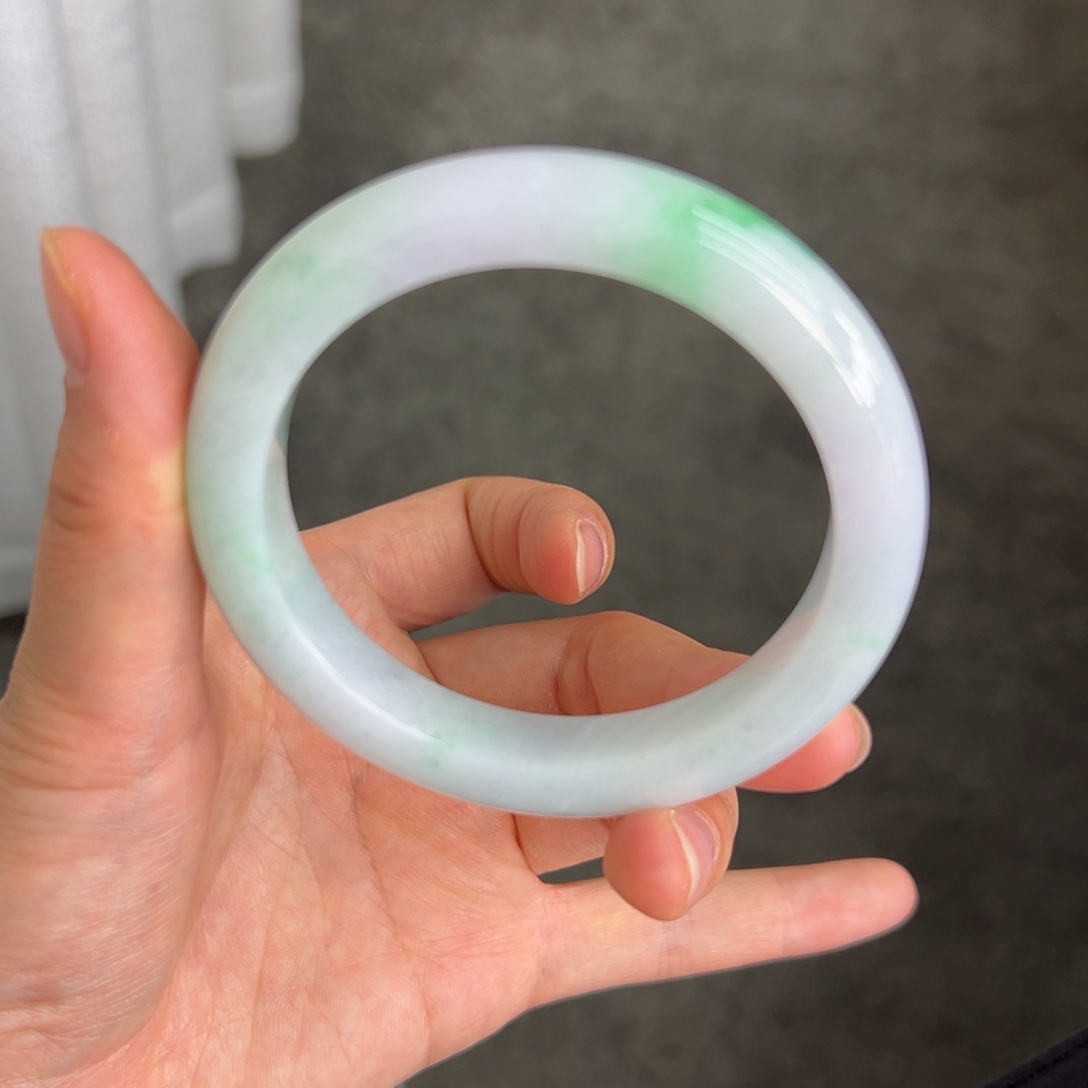 翡翠手镯未镶嵌翡翠白底青