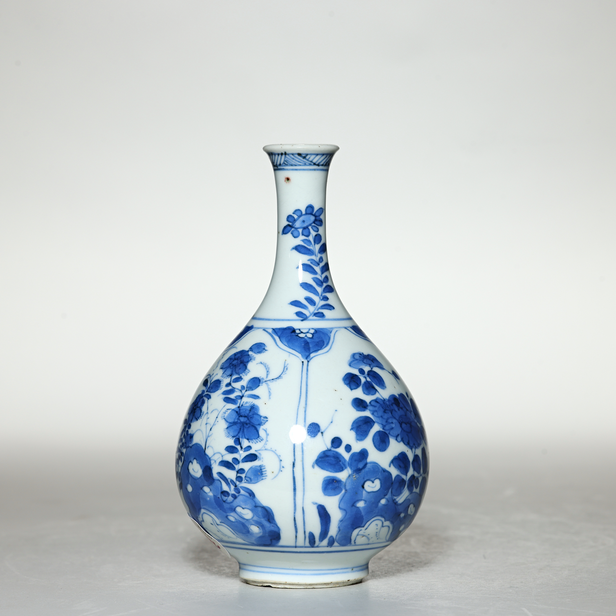 6174清康熙.青花开窗洞石花卉纹小玉壶春瓶【古董拍卖】