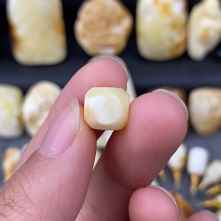 琥珀未镶嵌裸石10六方d102