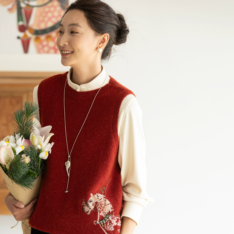 牧衣游原创 UPW精工手绣羊绒混织马夹软糯舒适百搭红色背心 连霏