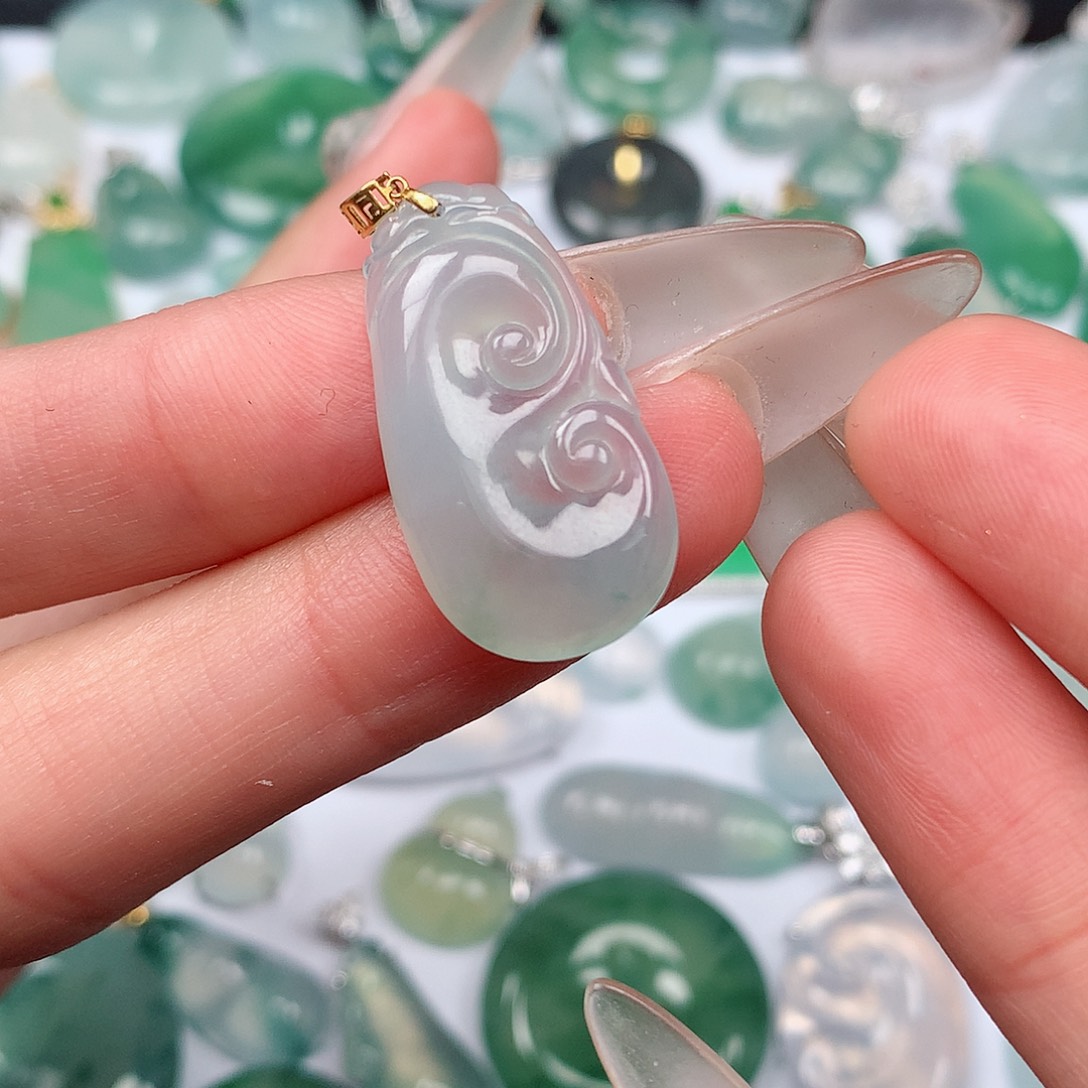 翡翠颈饰18K金镶嵌如意