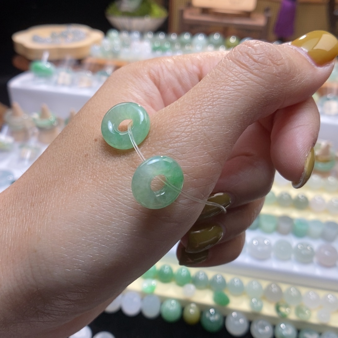 翡翠未镶嵌颈饰甜绿