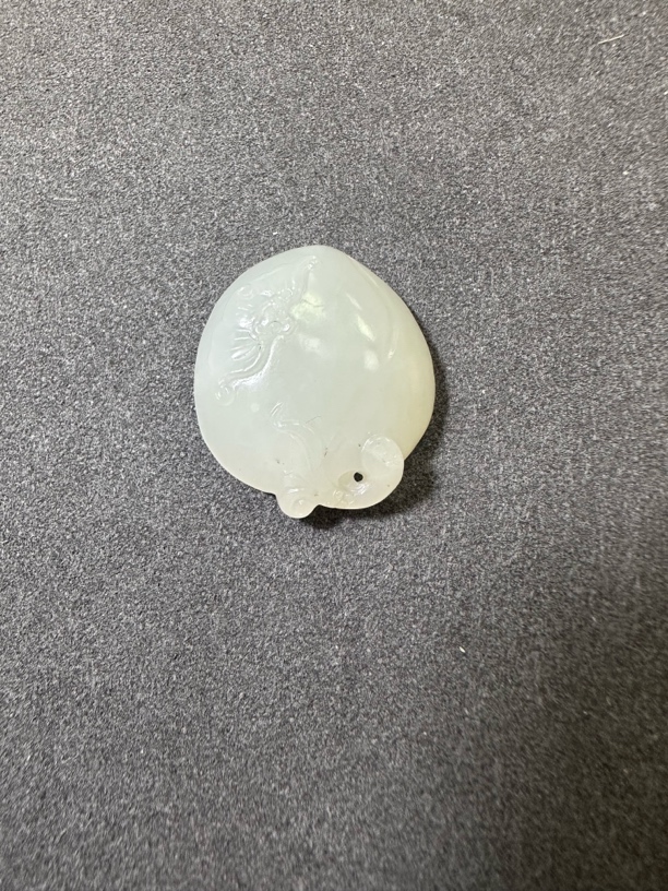 和田玉寿桃、篇幅，寓意福寿双全。