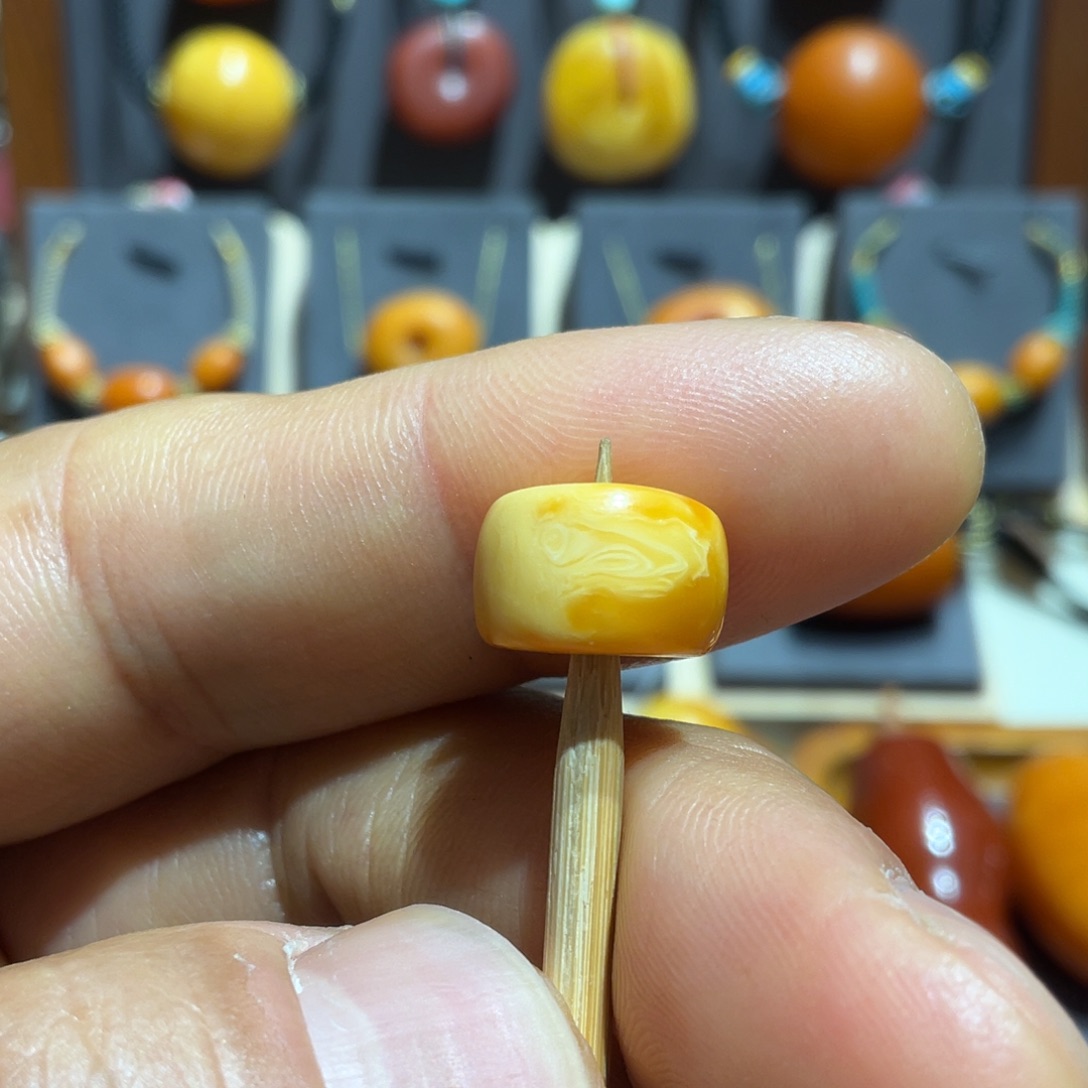 琥珀颈饰未镶嵌白花蜡马蹄珠直径11.8(微瑕）