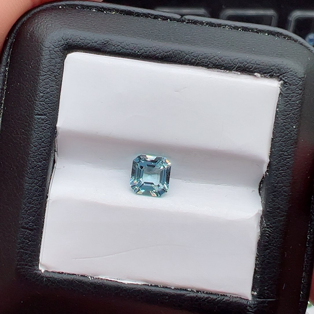 海蓝宝石裸石未镶嵌0.96克拉