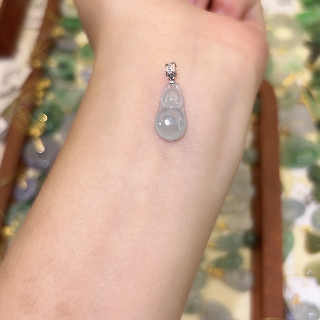 初***l翡翠18K金镶嵌颈饰葫芦