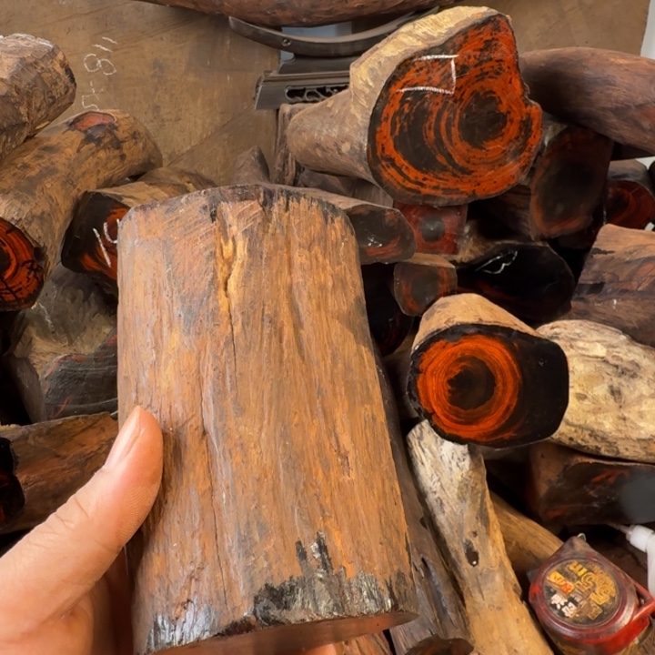 张***松木大红酸枝原料摆件