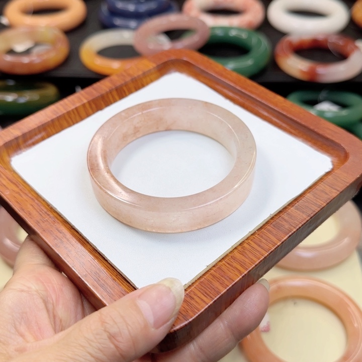 石英质玉手镯未镶嵌