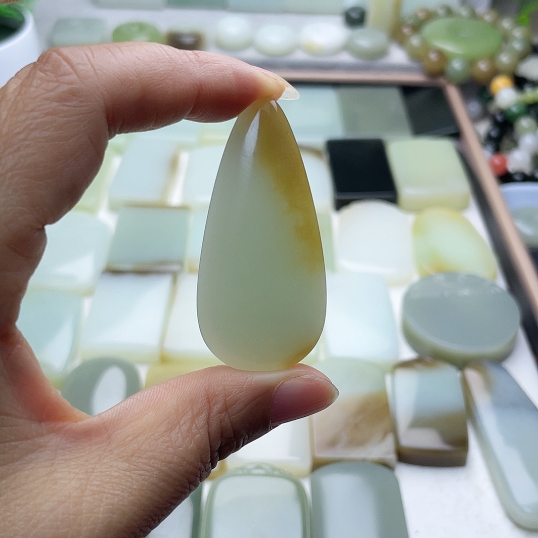 颈饰未镶嵌和田玉（糖玉）波**滔