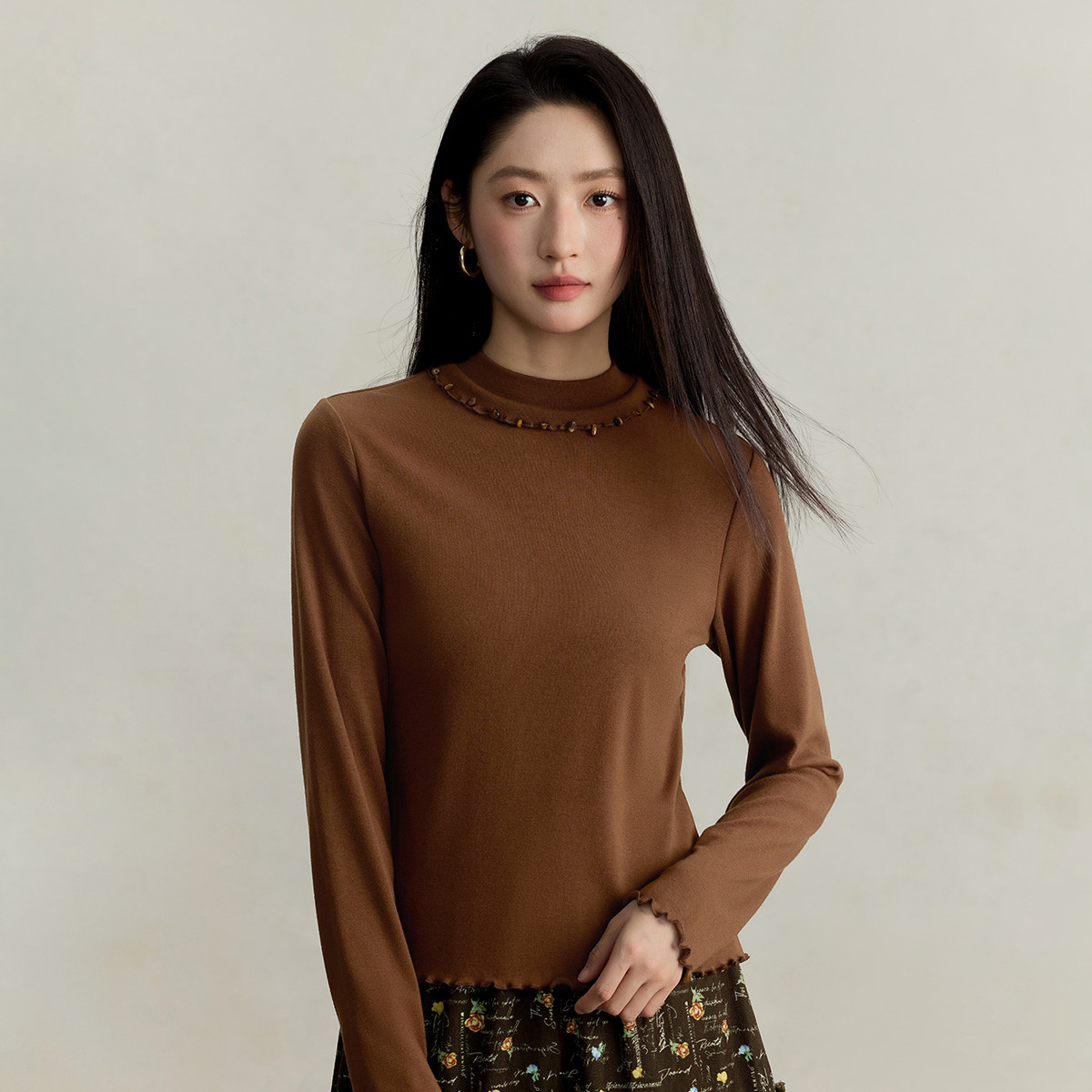 茵曼磨毛时尚钉珠半高领T恤女2025秋冬款简约休闲木耳边打底衫