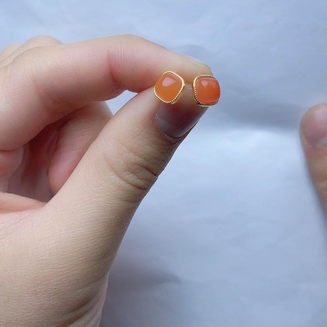 南红玛瑙耳钉。k k银S925镶嵌