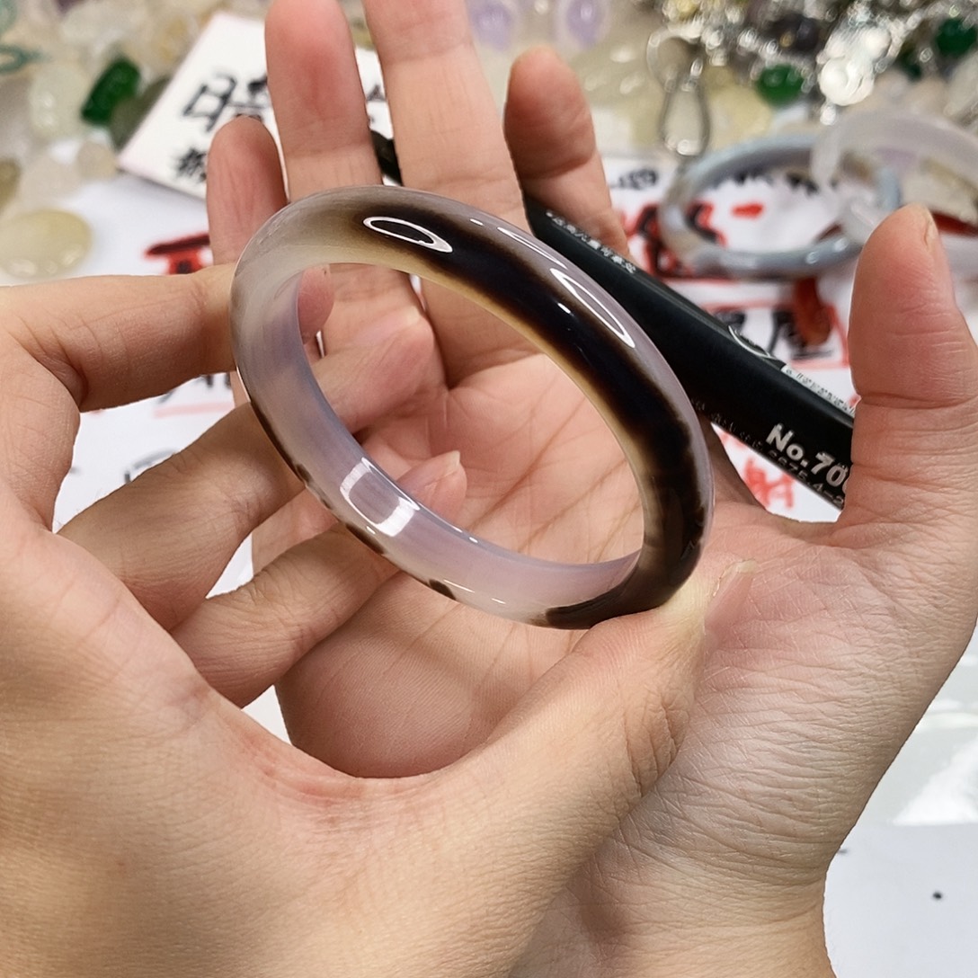 玛瑙/玉髓未镶嵌手镯A451。54.5圈。 瑕