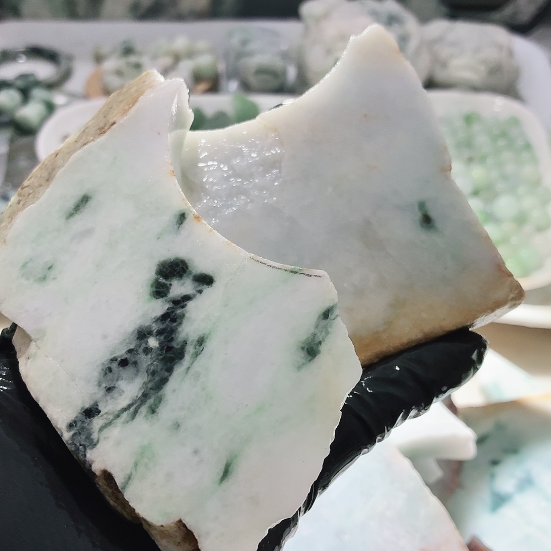 翡翠未镶嵌颈饰边角料