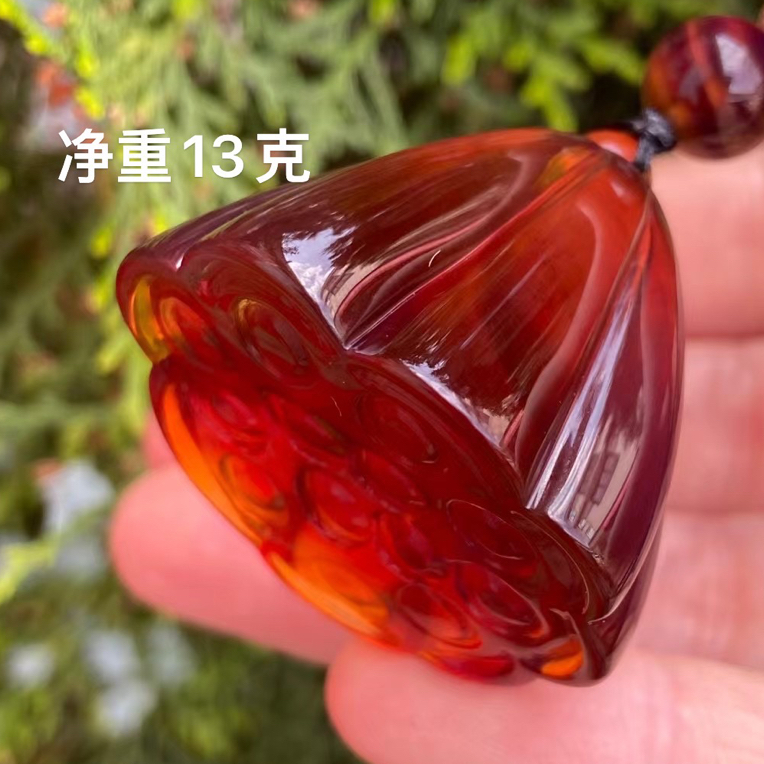 血珀开出来的莲蓬（多子多福）雕工精美，形饱满