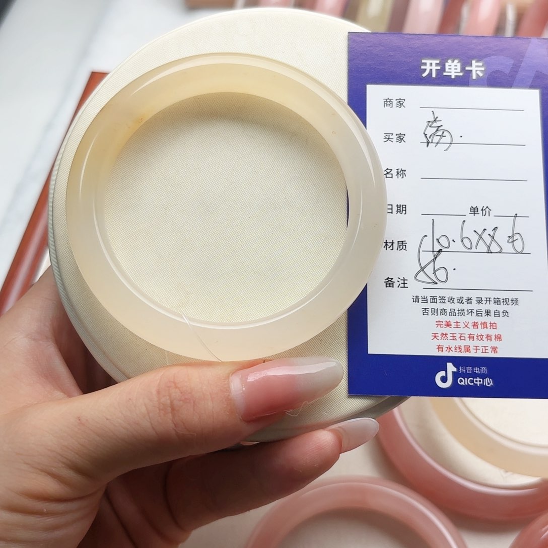 满***奶石英质玉手镯未镶嵌