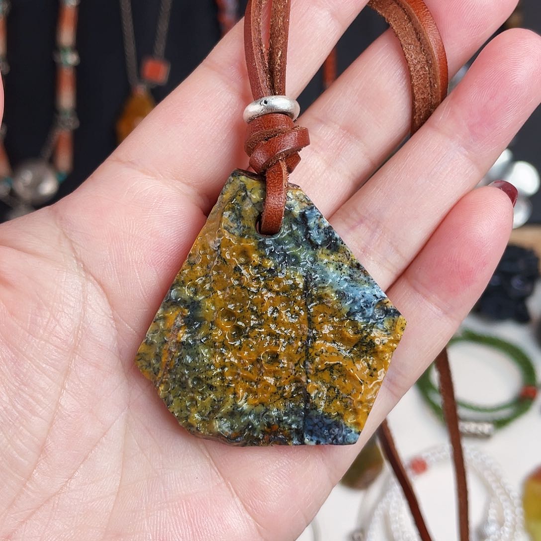 蛇纹石玉颈饰未镶嵌