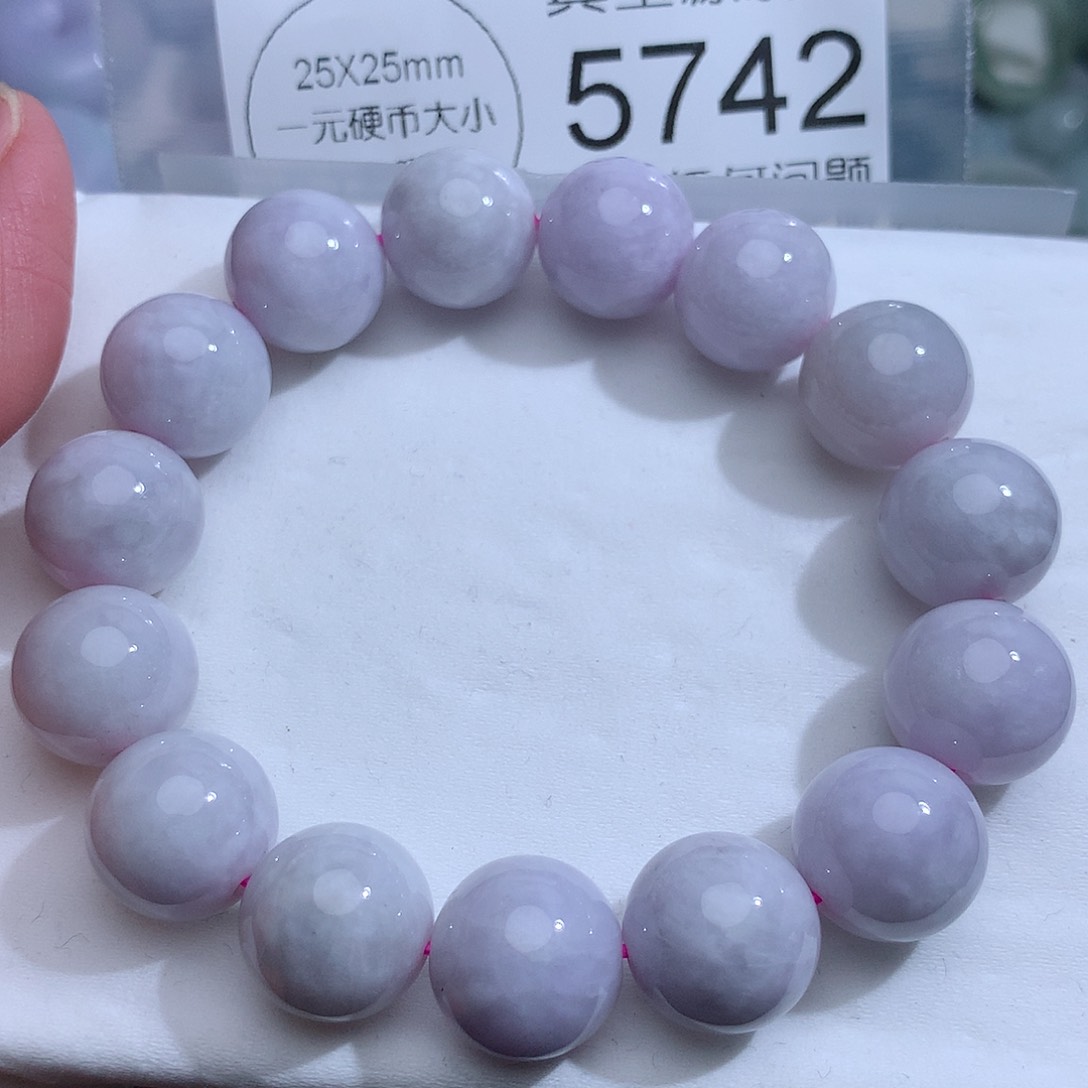 翡翠未镶嵌颈饰5742。
