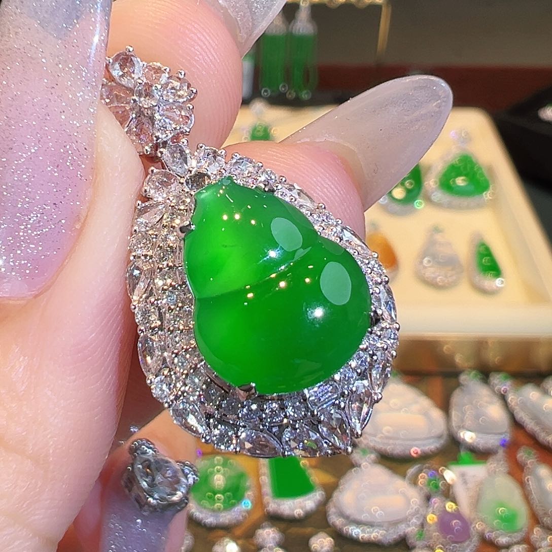 翡翠吊坠(不含链)18K金镶嵌翡翠