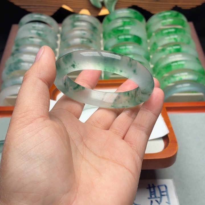 A****石英质玉未镶嵌手镯