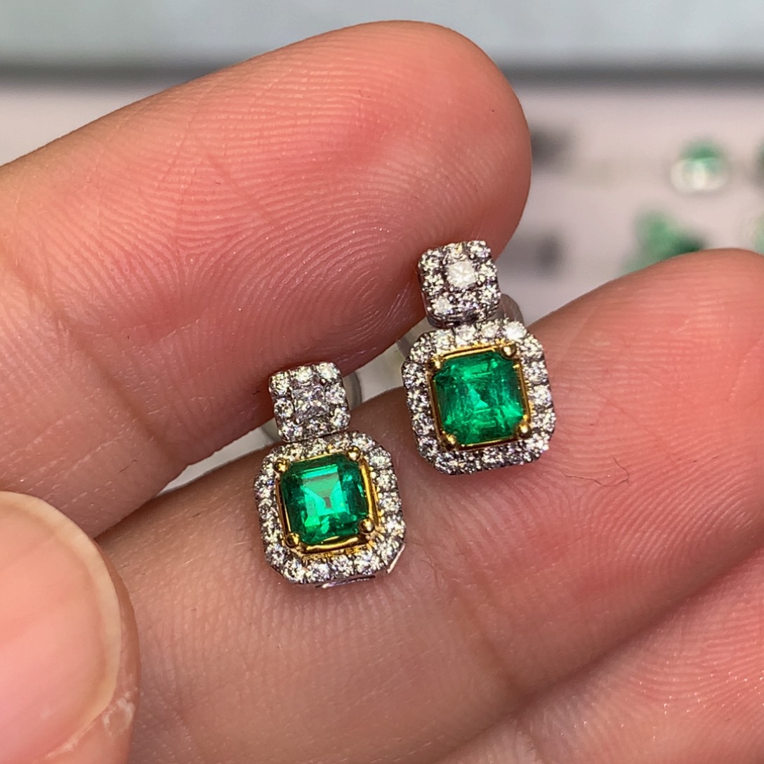 祖母绿耳钉18K金镶嵌