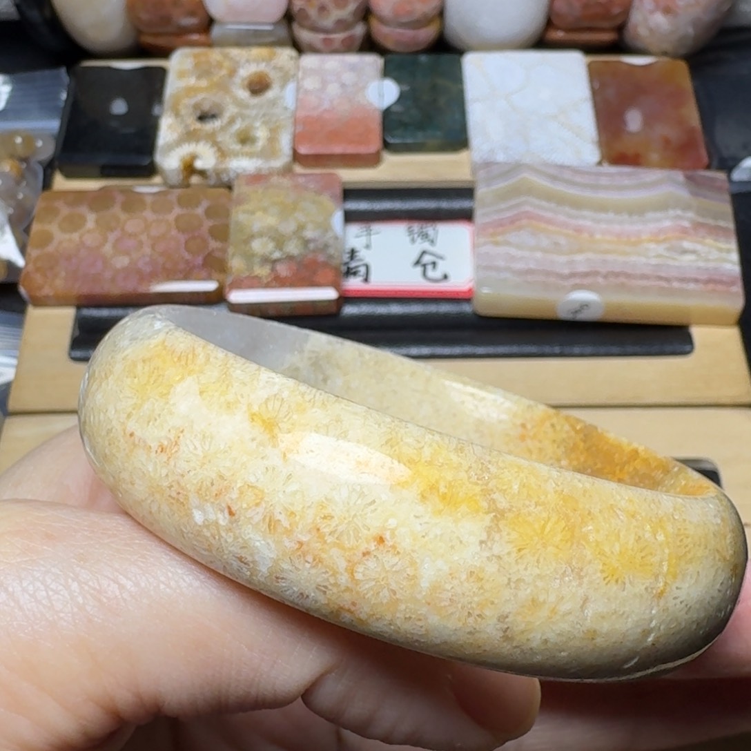 硅化玉58带水 晶的黄皮花，可盘未镶嵌