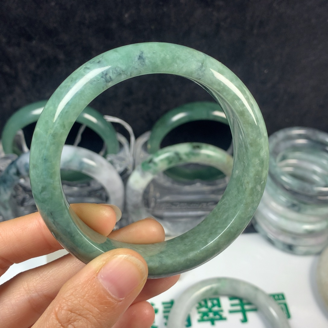 翡翠未镶嵌手镯26号   56.1圈