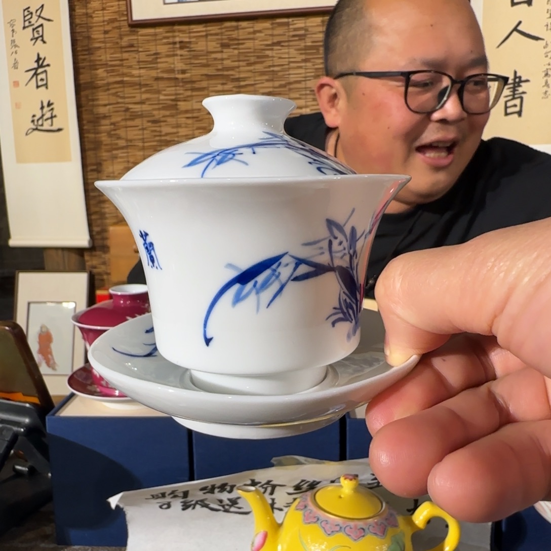 青花手绘兰马蹄盖碗